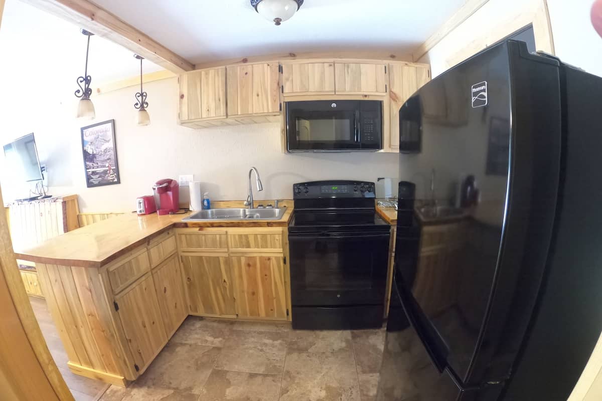 Double Queen Bed Kitchen Tub/Shower | Private kitchen | Fridge, microwave, oven, stovetop