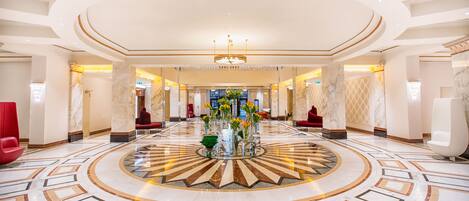 2 间酒吧/酒廊、池畔酒吧