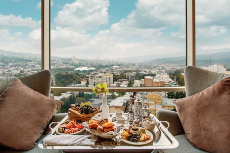Ropa de cama de alta calidad y minibar . The Biltmore Hotel Tbilisi