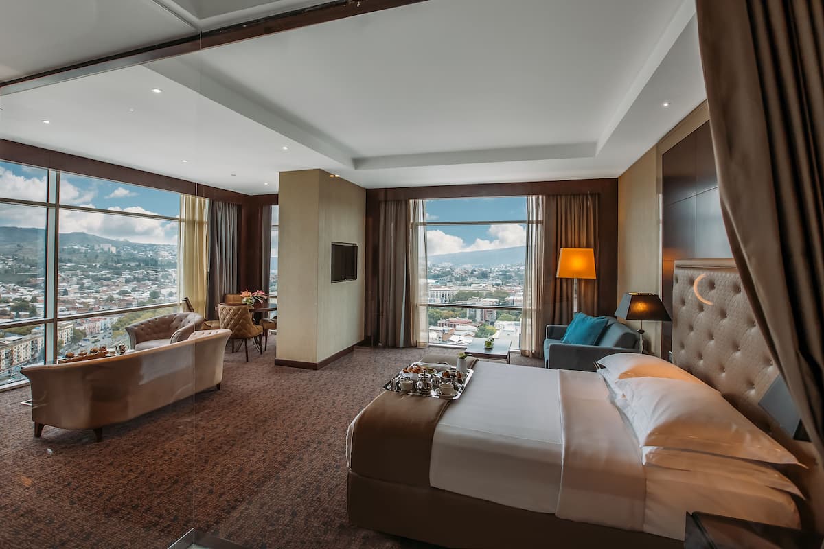 Executive Suite, 1 Queen Bed | 1 bedroom, premium bedding, minibar, in-room safe