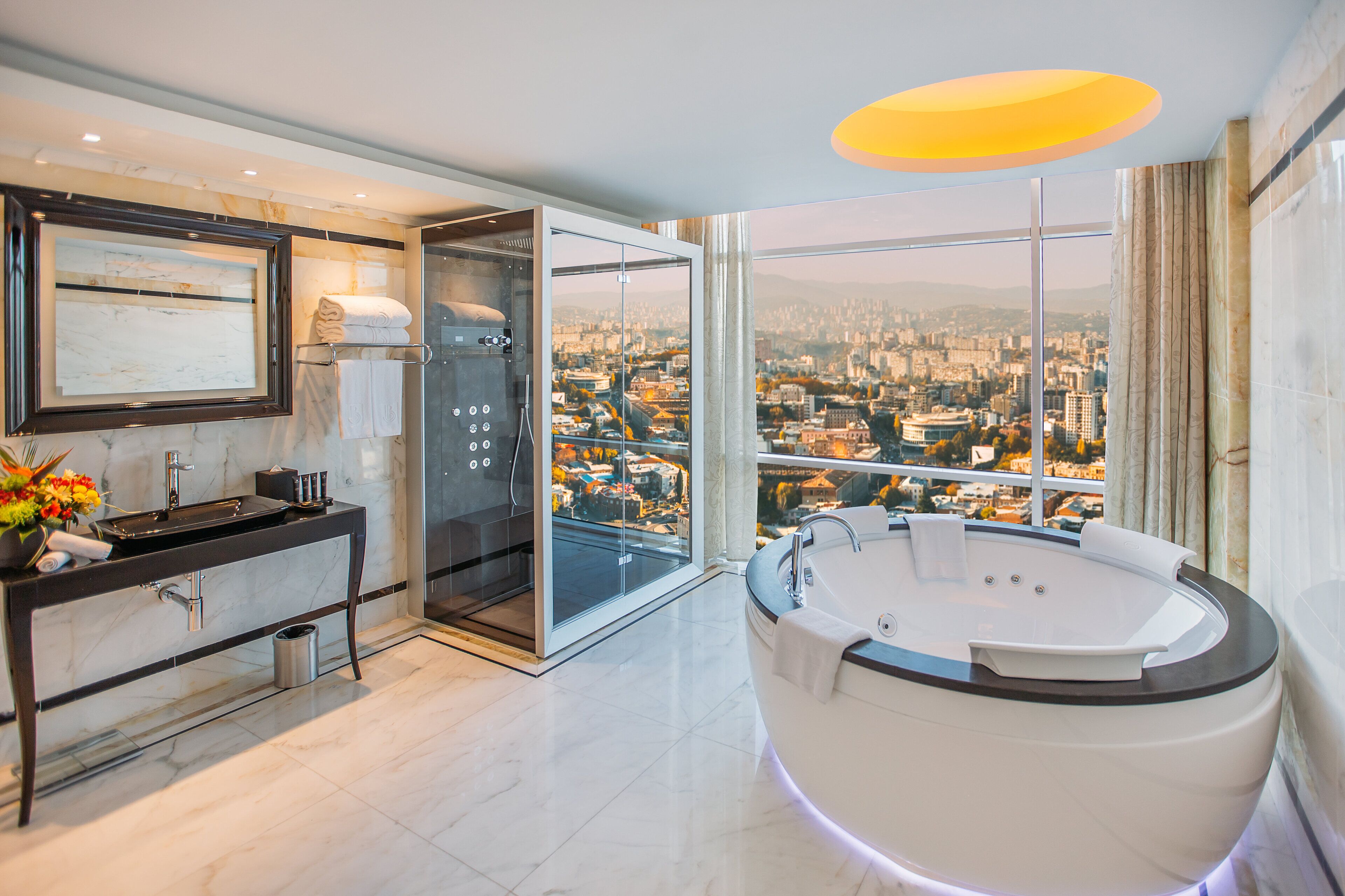 Ropa de cama de alta calidad, minibar, caja fuerte y escritorio