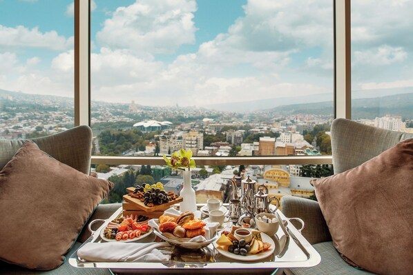Premium bedding, minibar, in-room safe, desk - The Biltmore Hotel Tbilisi (Tbilisi)