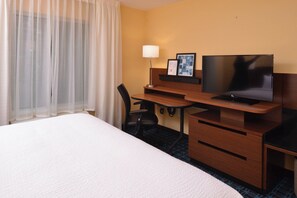 1 bedroom, desk, laptop workspace, blackout curtains - Fairfield Inn & Suites Fremont (Fremont)