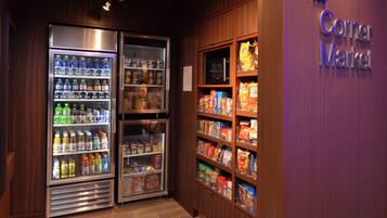 Un espace équipé de distributeurs automatiques proposant une variété de boissons et d’en-cas.