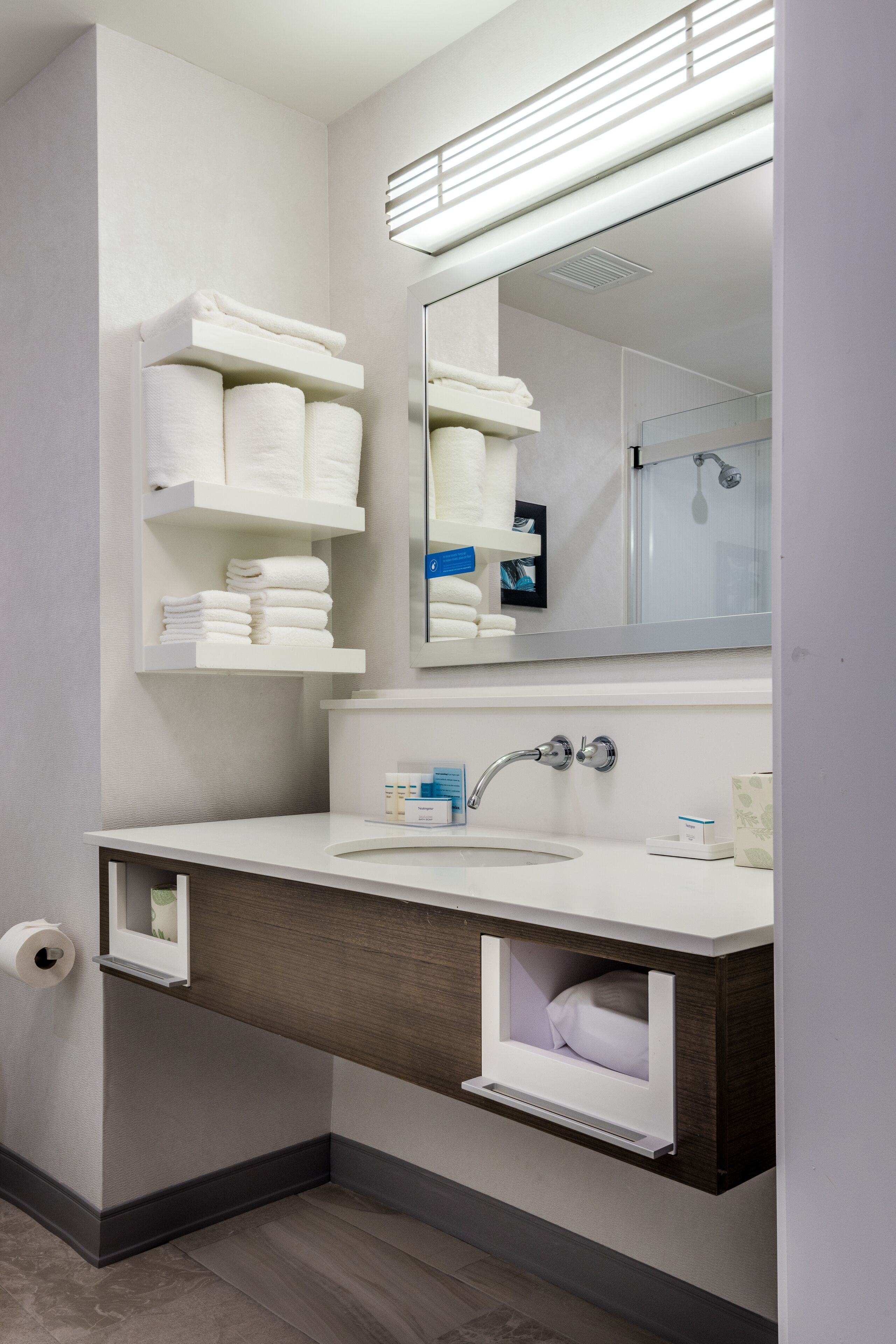 free toiletries, towels