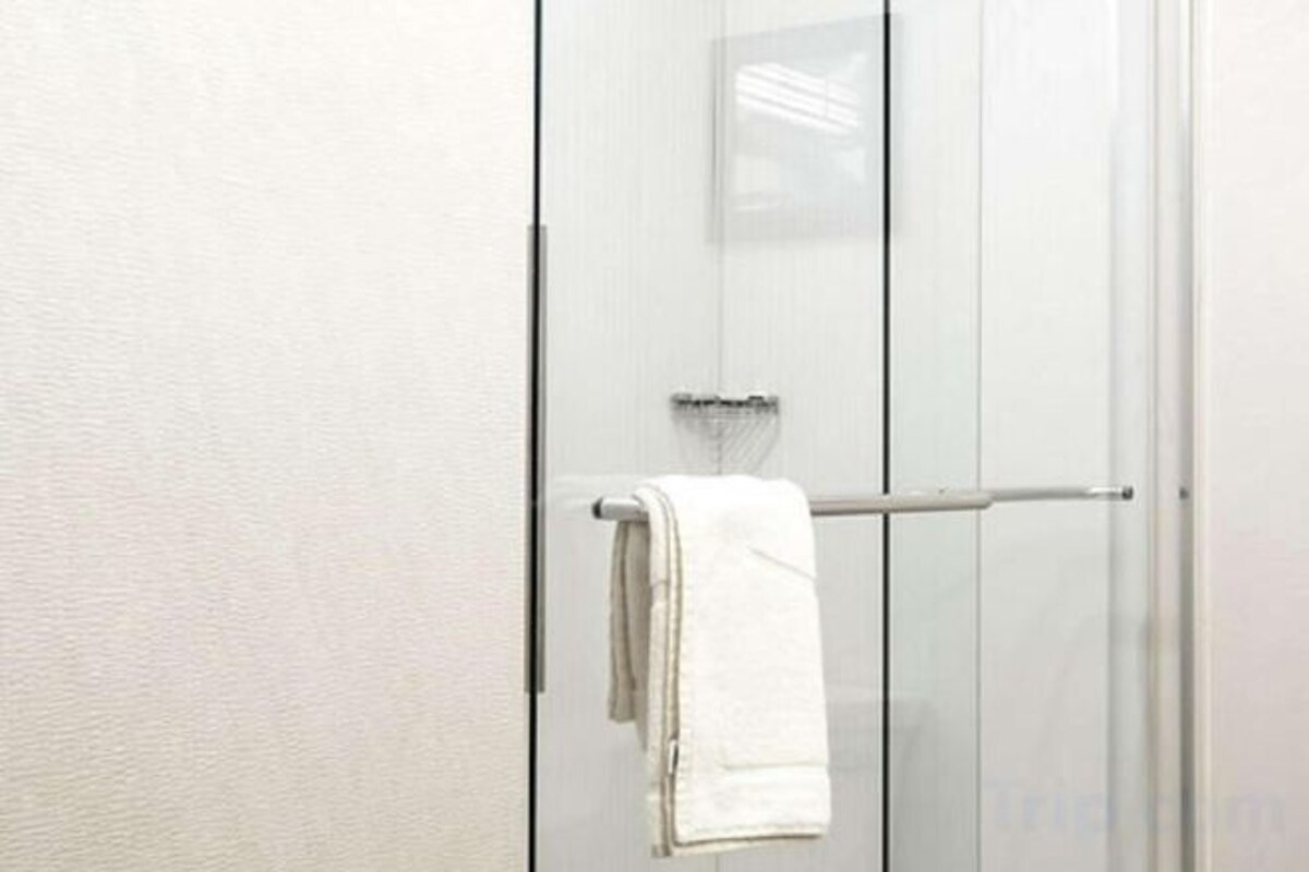 One King Bed Room With Mobility Accessible Tub And Sofabed-Non-Smoking