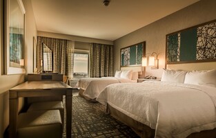 Premium bedding, in-room safe, desk, free cribs/infant beds