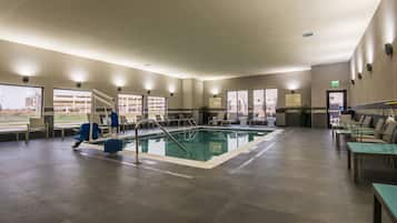 Kolam renang indoor, dengan kursi berjemur