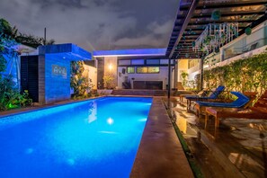 Kolam renang outdoor, dengan payung kolam renang dan kursi berjemur
