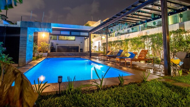 Una piscina al aire libre (de 10:00 a 20:00), sombrillas, tumbonas