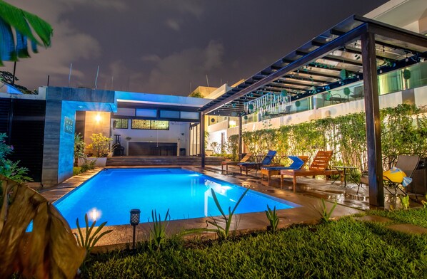 Outdoor pool, open 10:00 AM to 8:00 PM, pool umbrellas, pool loungers - Hotel Villa Escondida Campeche (Campeche)