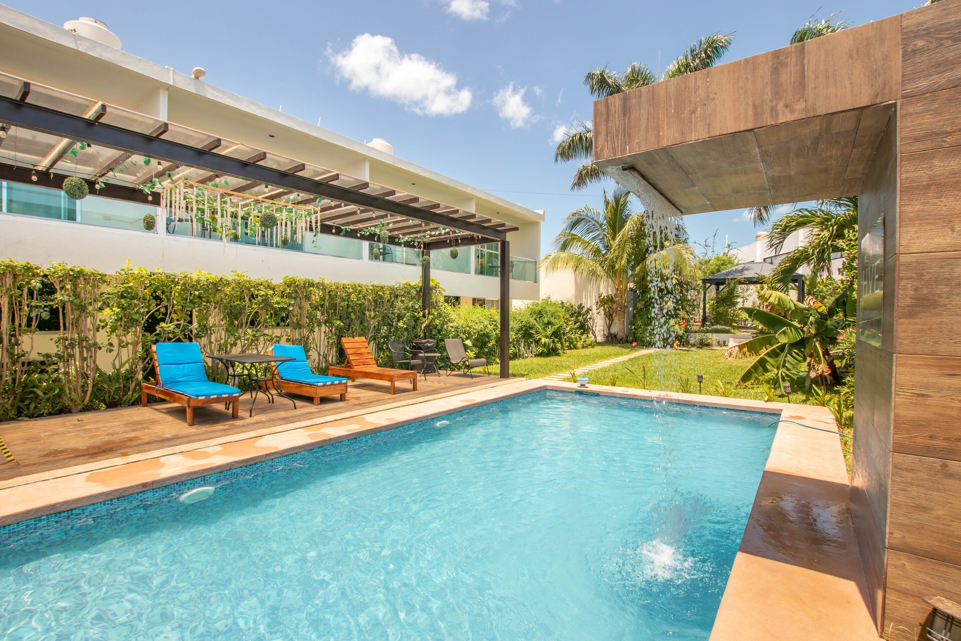 Una piscina al aire libre (de 10:00 a 20:00), sombrillas, tumbonas