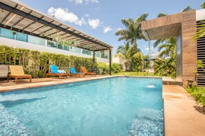Kolam renang outdoor, dengan payung kolam renang dan kursi berjemur