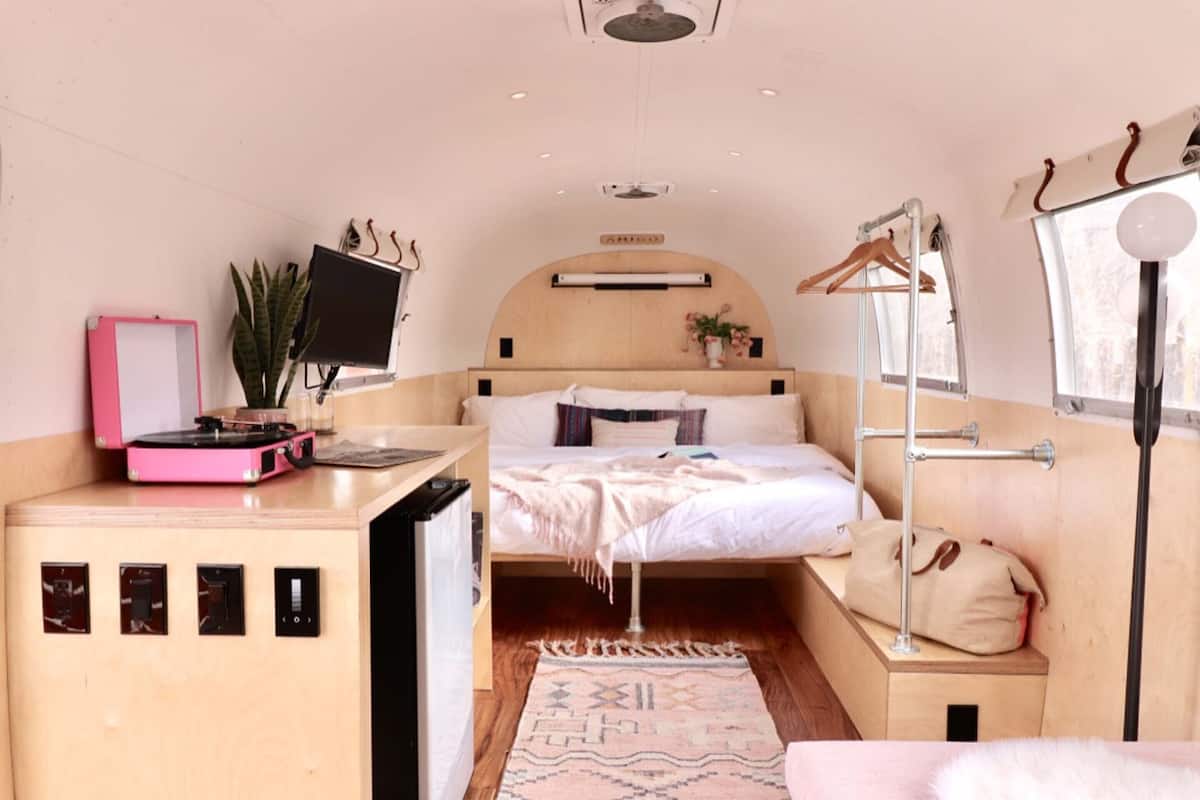 Eenvoudige tweepersoonskamer, gedeelde badkamer | 1 slaapkamer, luxe beddengoed, verduisterende gordijnen, gratis wifi
