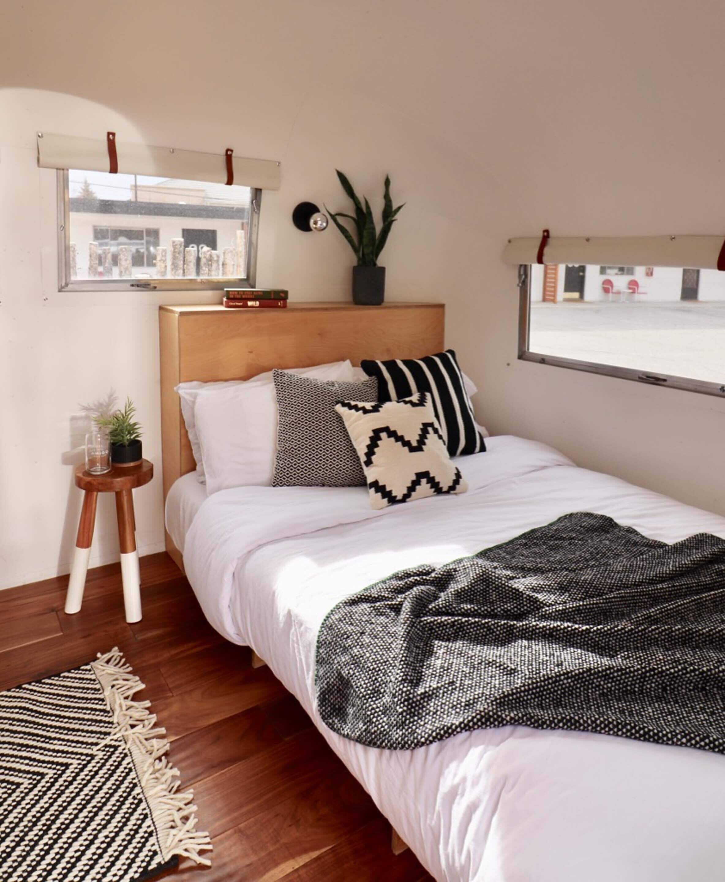 PeeWee Airstream | Premium bedding, blackout curtains, free WiFi, bed sheets