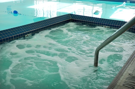 Indoor spa tub
