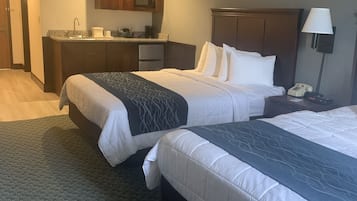 Habitación Deluxe, varias camas, cocineta | Cortinas blackout, tabla de planchar con plancha y cunas gratuitas