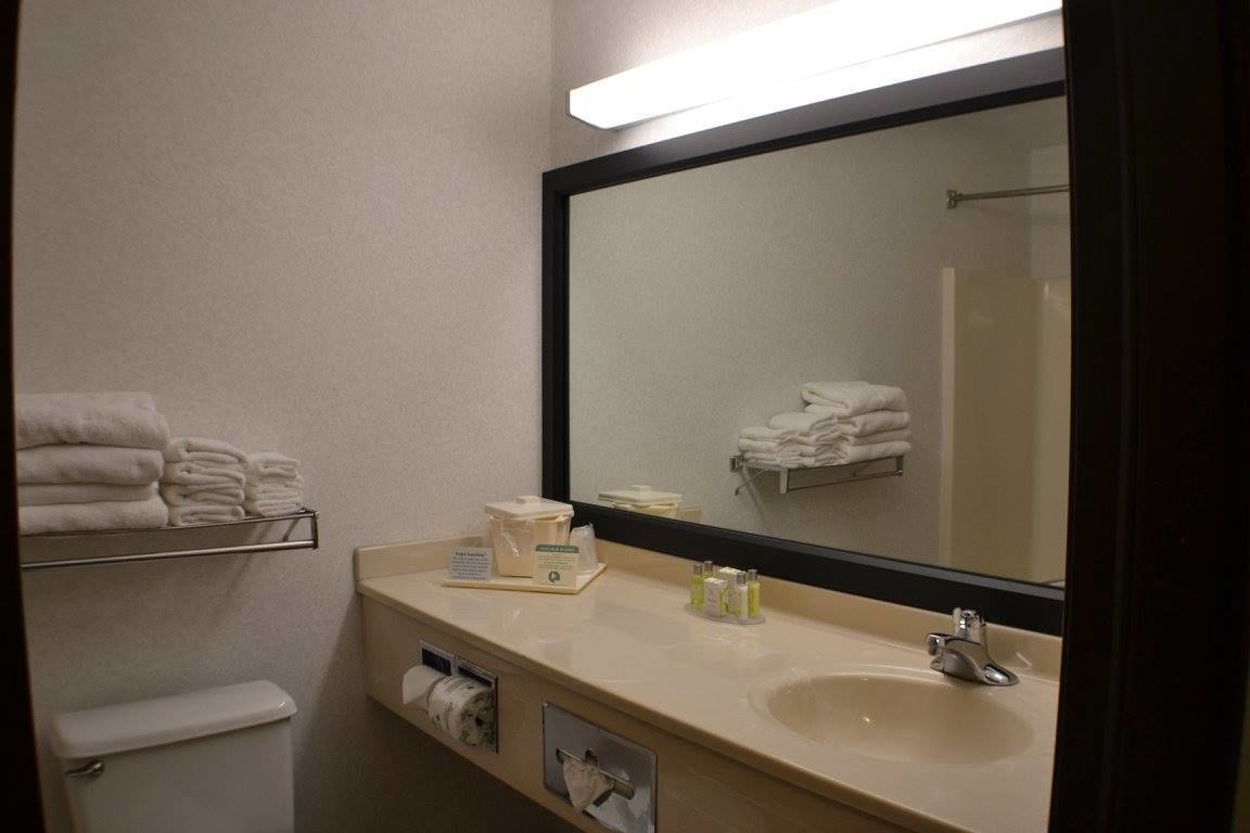 combined shower/bathtub, free toiletries, hair dryer, towels