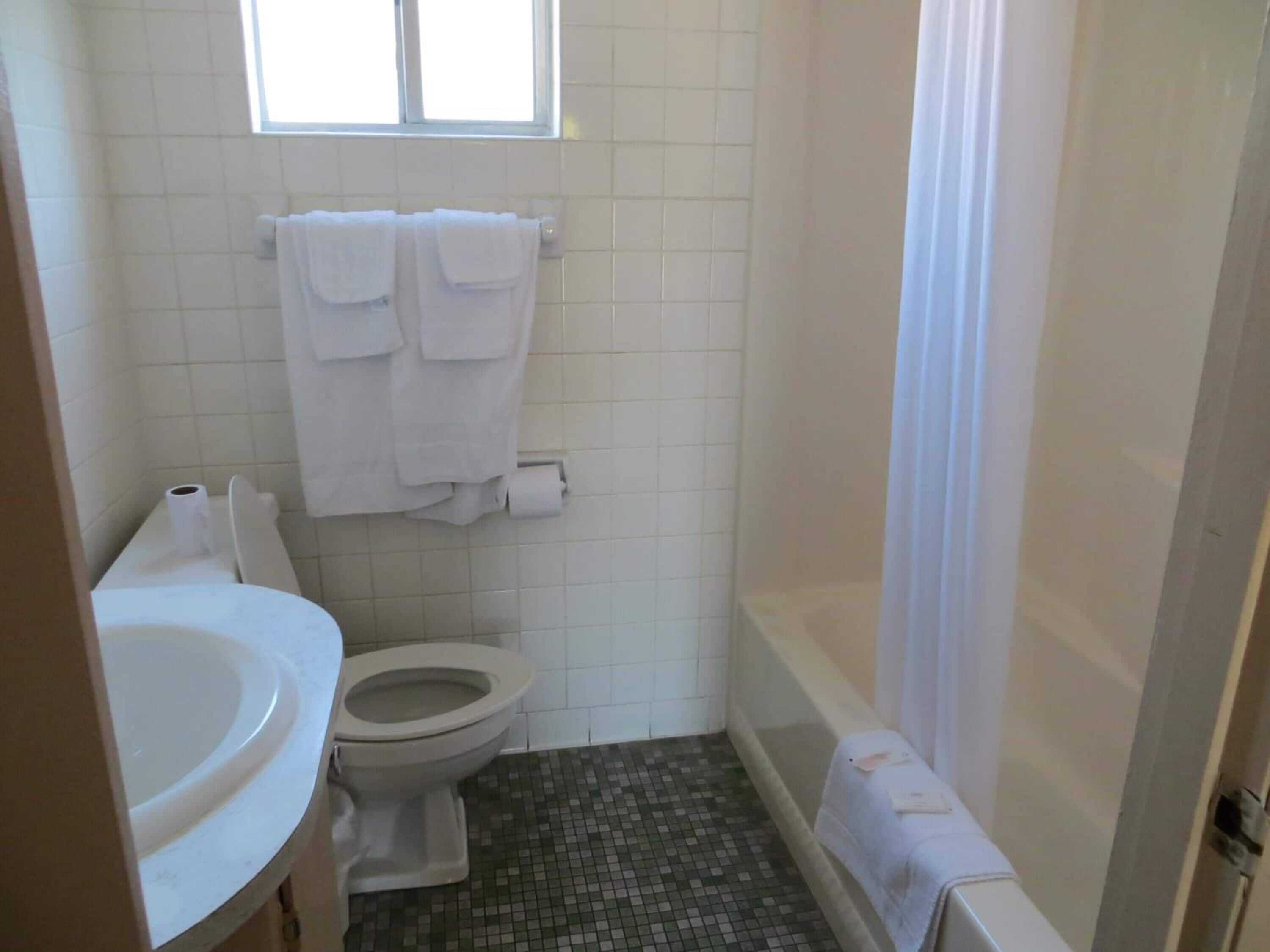 Combined shower/tub, spring water tub, towels