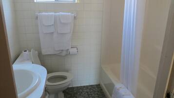 Combined shower/tub, spring water tub, towels