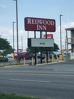 A Redwood Inn sign with a welcome message. - Redwood Inn (Gadsden)