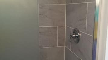 Quarto luxo, 2 camas de casal | Banheiro | Produtos de toalete grátis, toalhas de banho