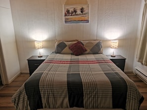 Deluxe Room, 1 Queen Bed | Free WiFi, bed sheets - Cedars Motel (Princeton)