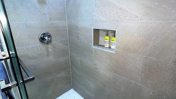 Family Apartment, 4 Bedrooms, Balcony, Bay View | Bathroom shower