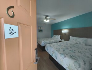 ダブルルーム クイーンベッド 2 台 | WiFi (無料)、ベッドシーツ