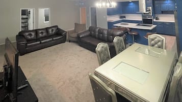 Family Apartment, 4 Bedrooms, Balcony, Bay View | Living area | TV