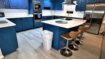 Căn hộ dành cho gia đình, 4 phòng ngủ, ban công, quang cảnh vịnh | Bếp riêng | Dụng cụ pha cà phê/trà