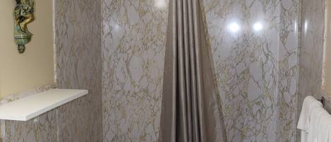 Escritorio, cortinas blackout y tabla de planchar con plancha