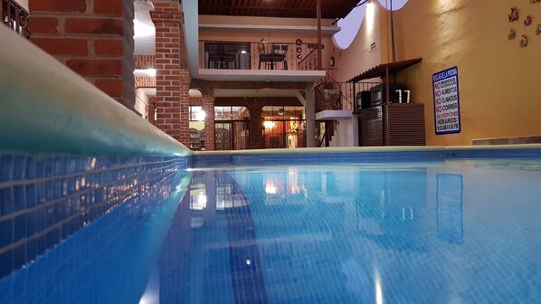 Una piscina al aire libre