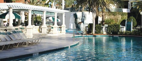 2 ulkouima-allasta, aurinkotuoleja