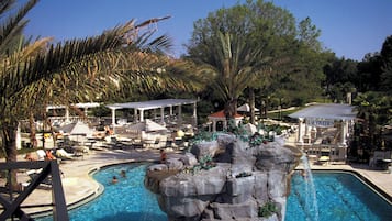 2 piscines extérieures, chaises longues