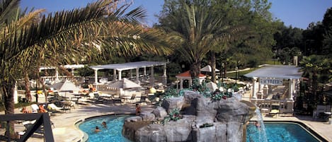 2 piscines extérieures, chaises longues