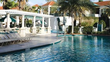 2 piscine all'aperto, lettini