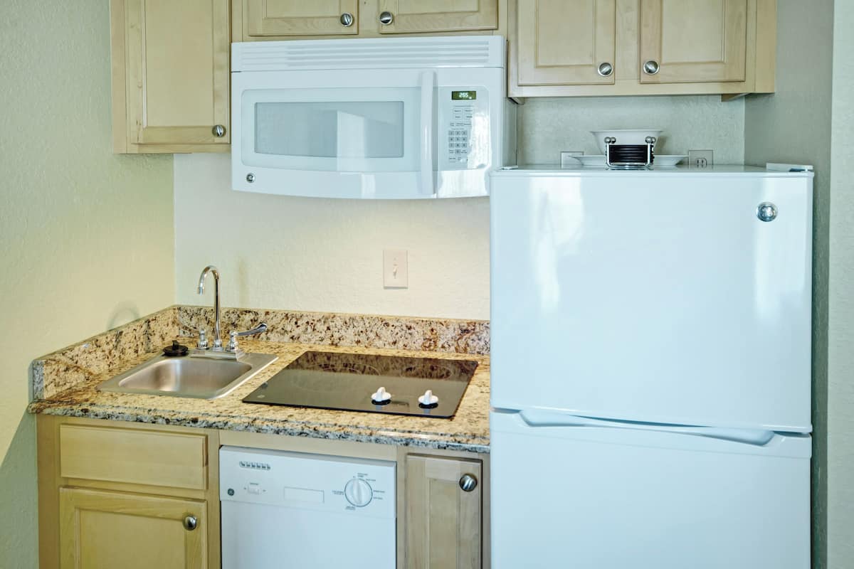 Jääkaappi, mikroaaltouuni, astianpesukone