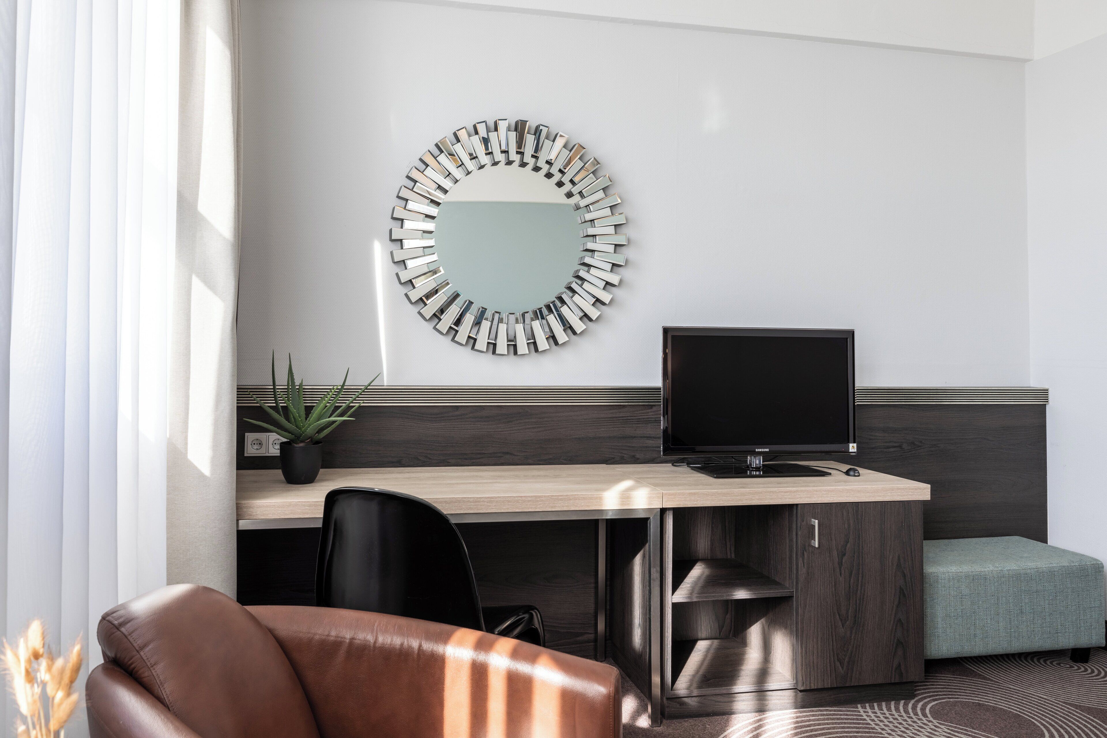 hypo-allergenic bedding, in-room safe, desk, laptop workspace