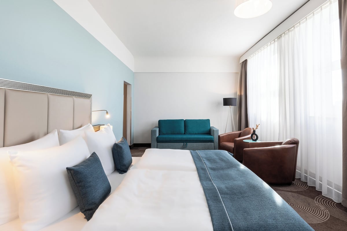 Suite, 1 Queen-Bett | Allergikerbettwaren, Zimmersafe, Schreibtisch
