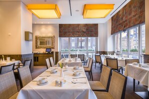 Daily to-go breakfast (EUR 19 per person)