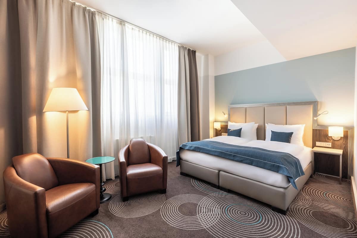 Suite, 1 queensize bed | Hypoallergeen beddengoed, een kluis op de kamer, een bureau