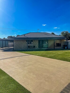 Villa, 3 Bedrooms | Iron/ironing board, free cribs/infant beds, bed sheets - DBJ Holiday Units (Mulwala)