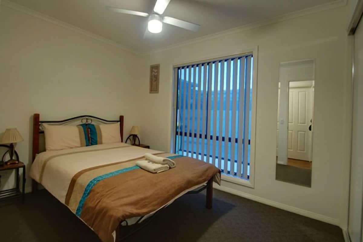 Iron/ironing board, free cots/infant beds, bed sheets
