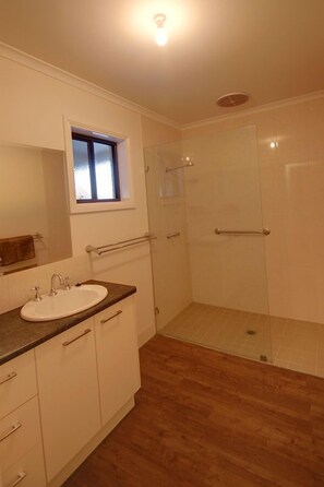 Shower, hair dryer, towels - DBJ Holiday Units (Mulwala)