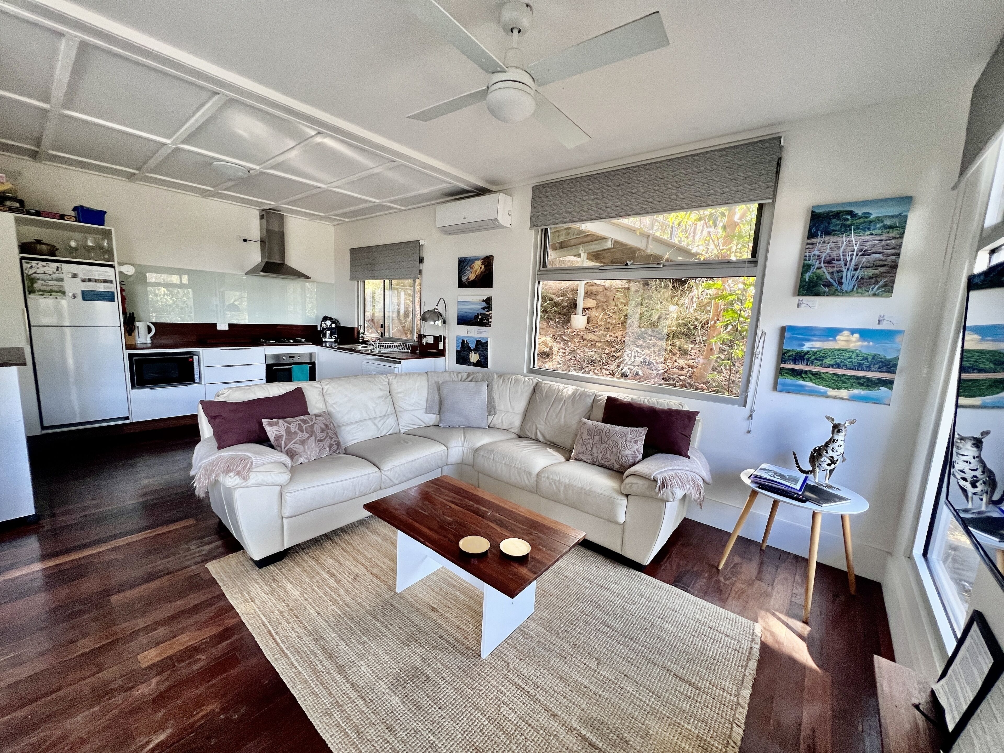 Apartamento, 2 habitaciones, accesible para personas con discapacidad, vistas al mar | Zona de estar | Televisión de pantalla plana de 50 pulgadas con canales digitales