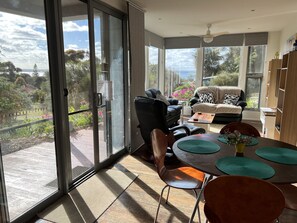 Appartement, 2 chambres, vue mer | Coin séjour