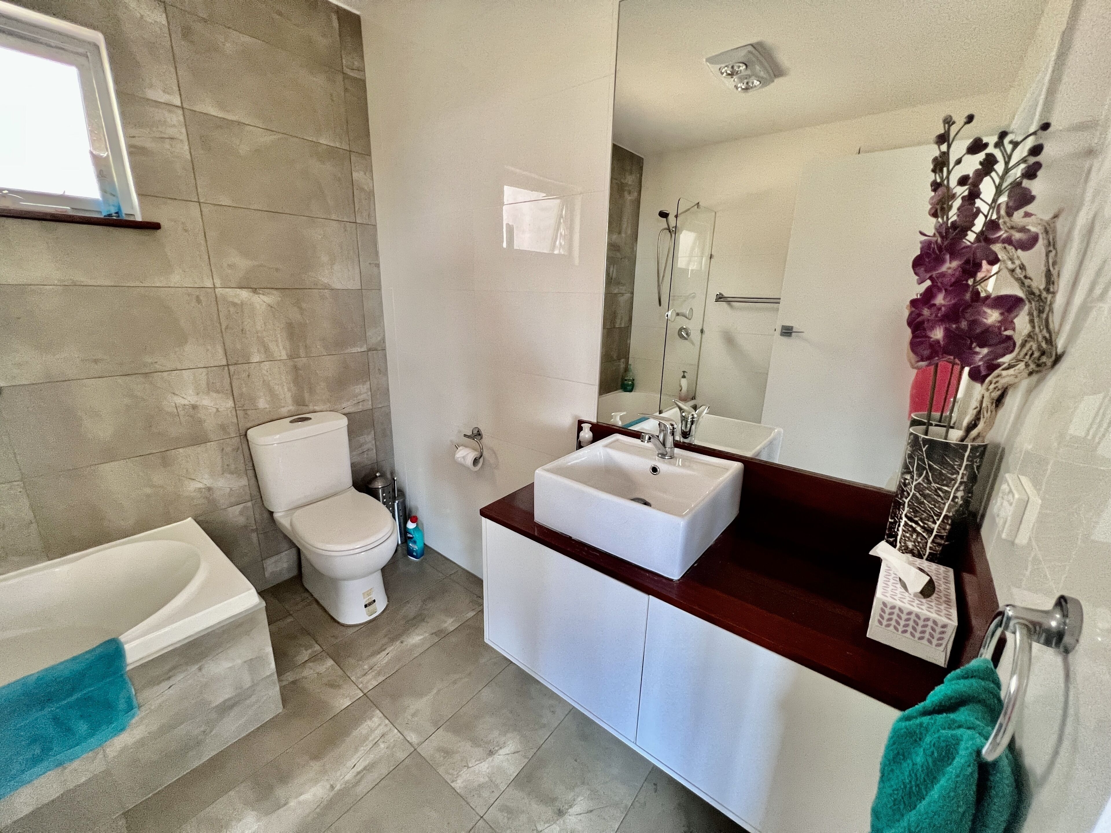 Un baño con inodoro, lavamanos y bañera.