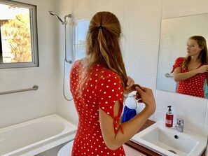 Panoramic Apartment, 2 Bedrooms, Accessible, Sea View | Bathroom - Sunrise on Falie (American River)