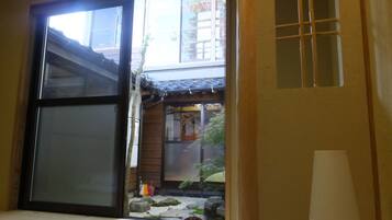 Deluxe Twin Room, Tomoe | Laptop workspace, free WiFi